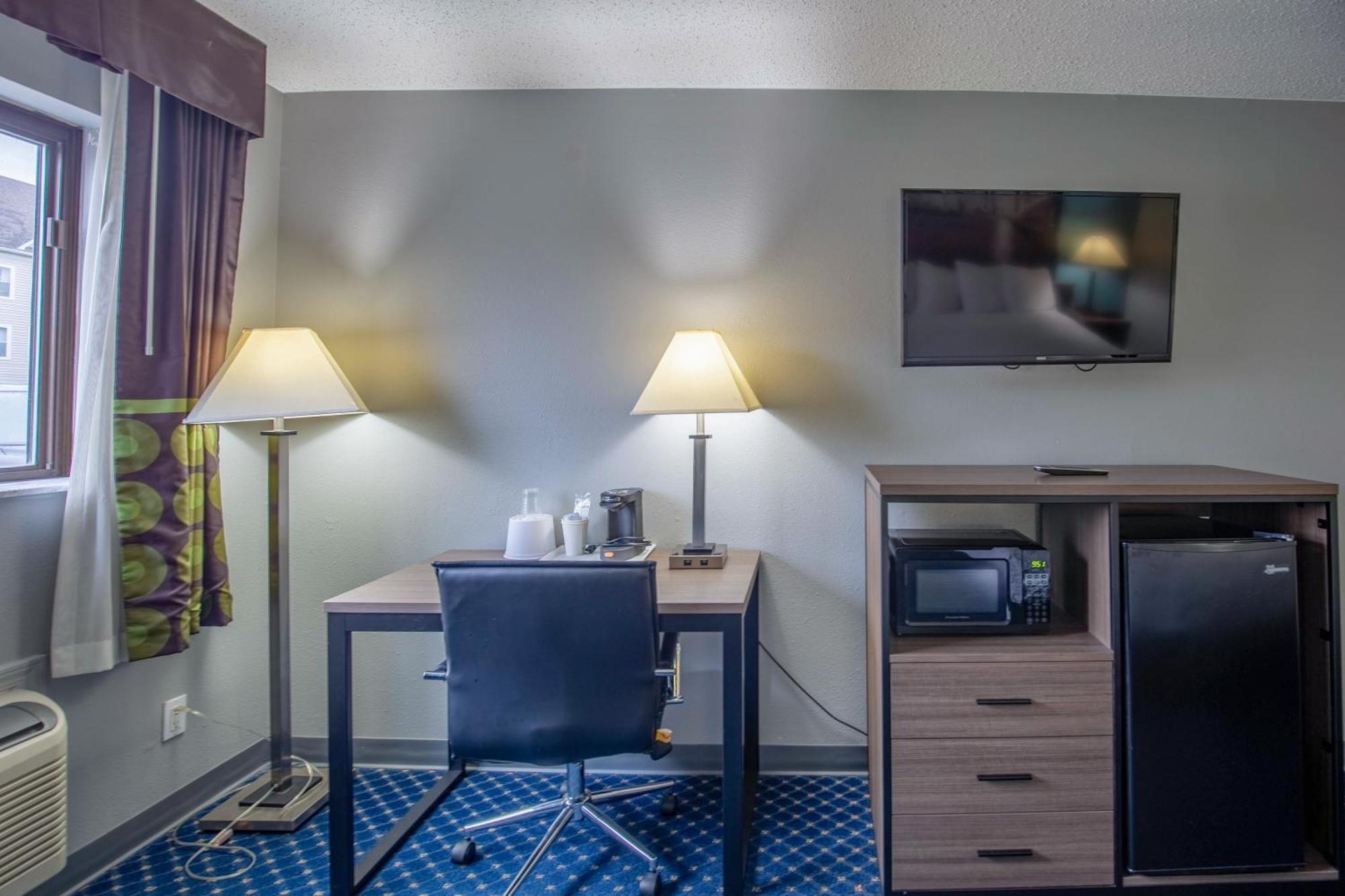 Super 8 By Wyndham Rockford I-90 Casino District Hotel Buitenkant foto