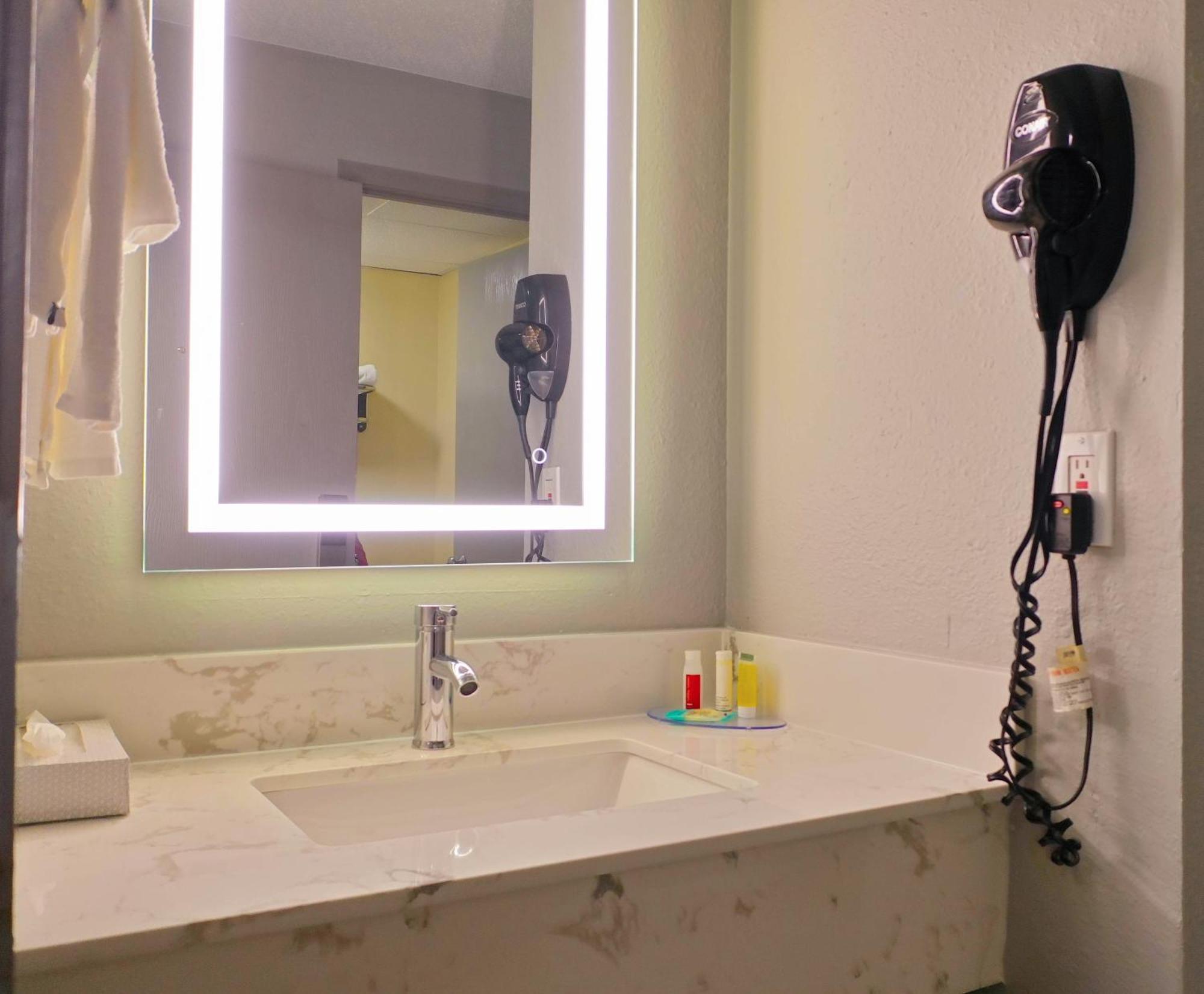 Super 8 By Wyndham Rockford I-90 Casino District Hotel Buitenkant foto