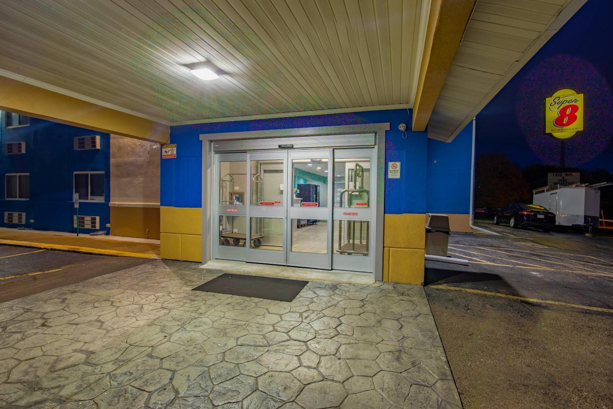Super 8 By Wyndham Rockford I-90 Casino District Hotel Buitenkant foto