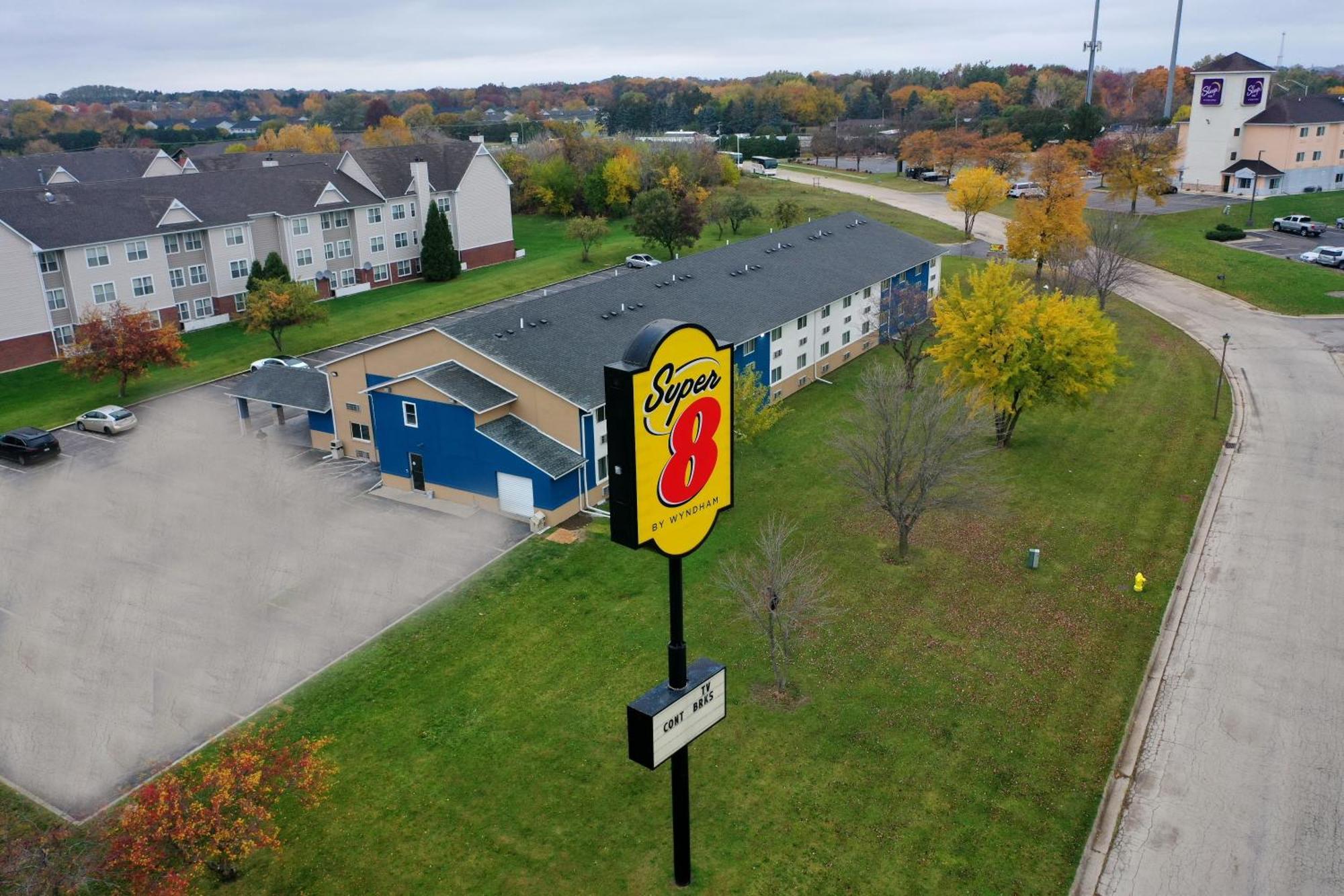 Super 8 By Wyndham Rockford I-90 Casino District Hotel Buitenkant foto
