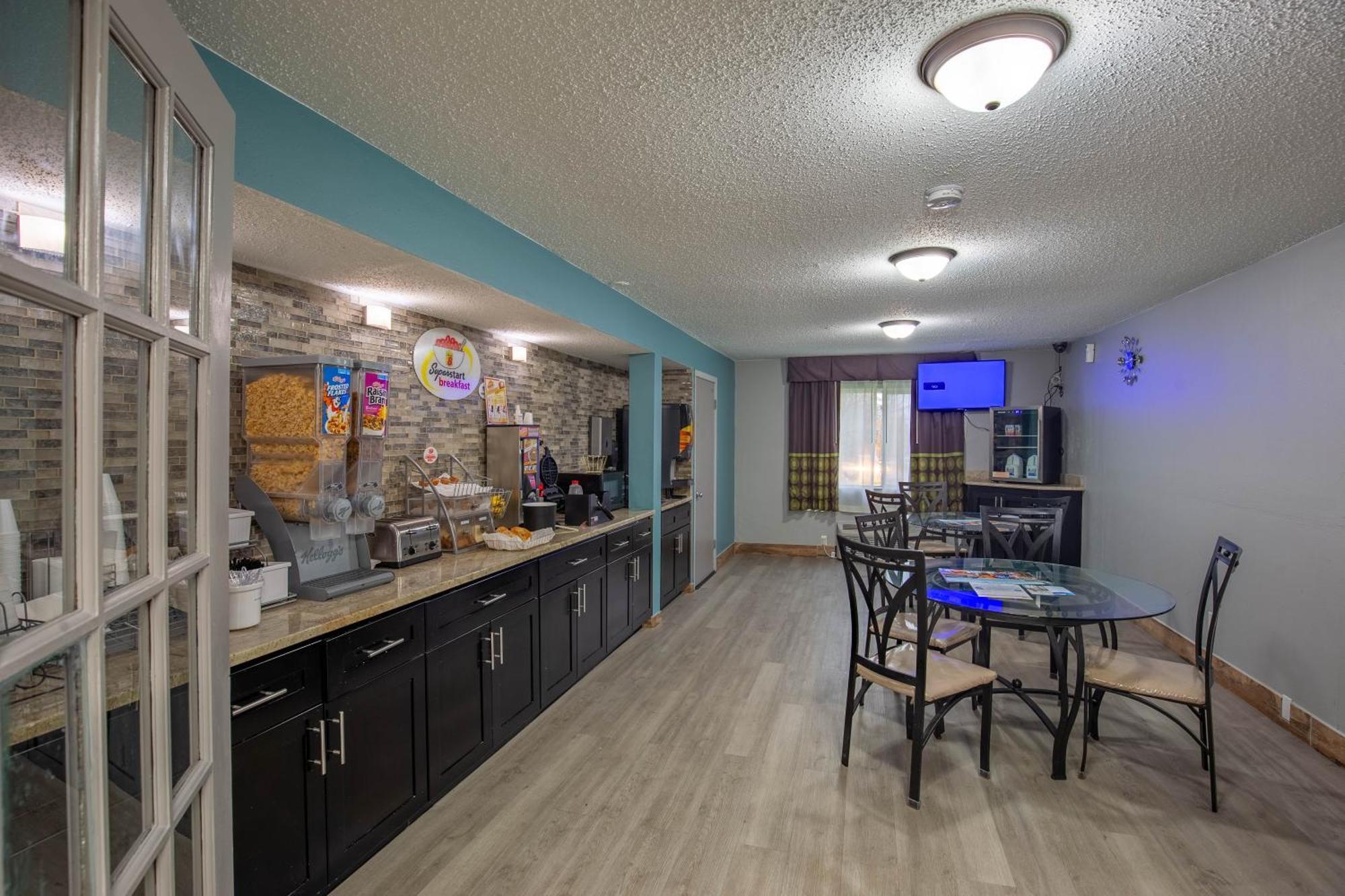 Super 8 By Wyndham Rockford I-90 Casino District Hotel Buitenkant foto