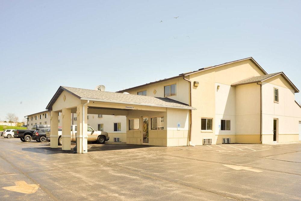Super 8 By Wyndham Rockford I-90 Casino District Hotel Buitenkant foto
